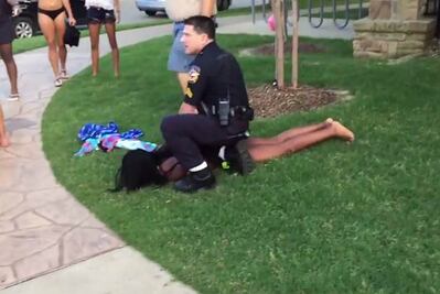 Policía de EU somete a jovencita afroamericana