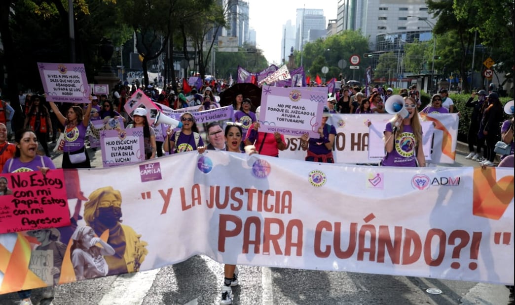 Mujeres marcharon por el Día Internacional de la Lucha por la Erradicación de la Violencia contra las Mujeres sobre avenida Paseo de la Reforma hasta el Zócalo capitalino, el martes 25 de noviembre de 2025. Foto: Fernanda Zamora/EL UNIVERSAL