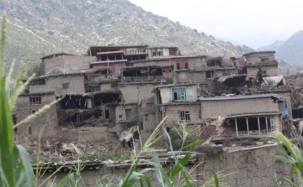 Edificios dañados tras un terremoto en Kunar, Afganistán, el 01 de septiembre de 2025. Al menos 800 personas murieron y unas 2.000 resultaron heridas después de que un terremoto de magnitud 6,0 ​​poco profundo y varias réplicas sacudieran Nangarhar y Kunar en el este de Afganistán durante la noche, informaron las autoridades el lunes. Foto: EFE