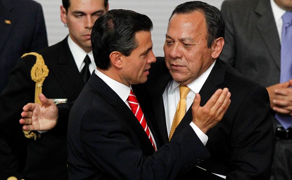 Jesús Zambrano (der.), presidente del PRD entre 2011 y 2005, abraza al presidente de México Enrique Peña Nieto durante la presentación de una reforma a la Ley de Telecomunicaciones. 2013. Foto: REUTERS/Edgar Garrido.