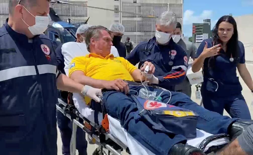 Captura de pantalla de un video cedido por la Secretaria de Seguridad de Rio Grande do Norte de Brasil, del expresidente brasileño Jair Bolsonaro (2019-2022) siendo trasladado en una camilla este viernes, en Natal (Brasil). Bolsonaro fue ingresado en un hospital de la ciudad de Santa Cruz y trasladado luego en helicóptero hacia un centro medico de la ciudad de Natal, capital del estado de Río Grande do Norte, informaron fuentes de su entorno político. Foto: EFE