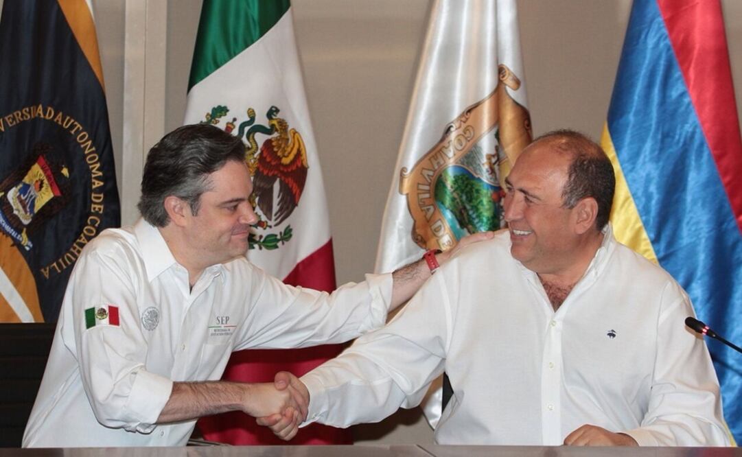 El titular de la SEP y el gobernador de Coahuila, Rubén Moreira, durante el anuncio. /Especial
