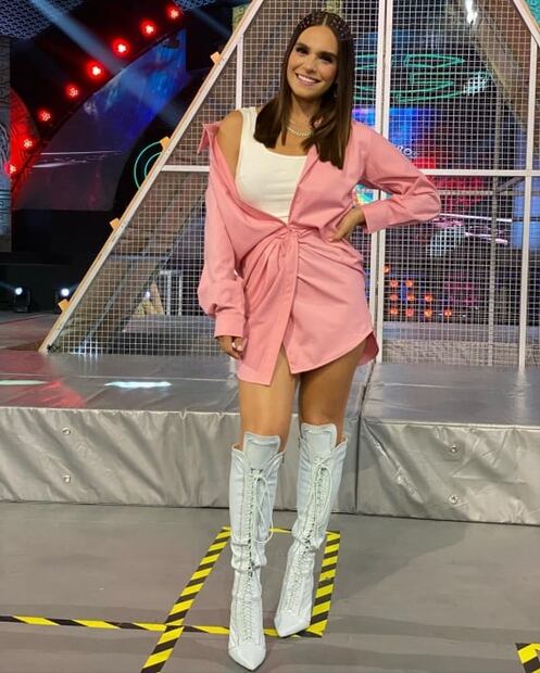 La peor vestida de la semana es Tania Rincón con su look en tonos neón 
