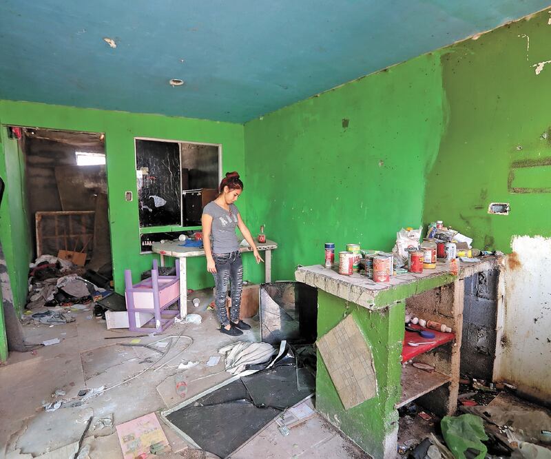 Kasandra Treviño señala el lugar donde encontraron el cuerpo de su padre. En la casa de Valle de Anáhuac está toda la ropa de su papá en el piso revuelta con las marcas de sangre. VALENTE ROSAS