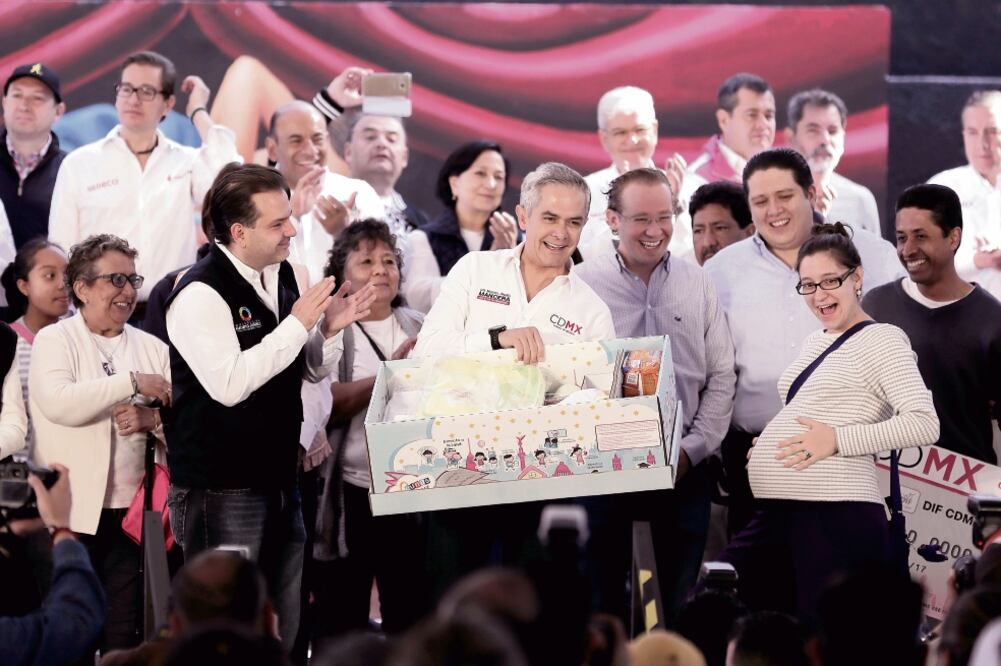 El jefe de Gobierno, Miguel Ángel Mancera, también entregó tarjetas del programa Bebé Seguro y Cunas CDMX a vecinas de la Benito Juárez. (ALEJANDRO ACOSTA. EL UNIVERSAL)