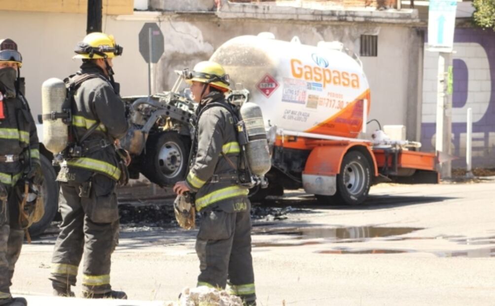 Se incendia pipa de gas LP en fraccionamiento de Culiacán; desalojan a familias