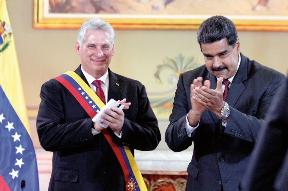 El presidente de Cuba, Miguel Díaz-Canel fue recibido ayer en el Palacio de Miraflores, en Caracas, por su homólogo venezolano, Nicolás Maduro (ANDREA ROMERO. XINHUA)