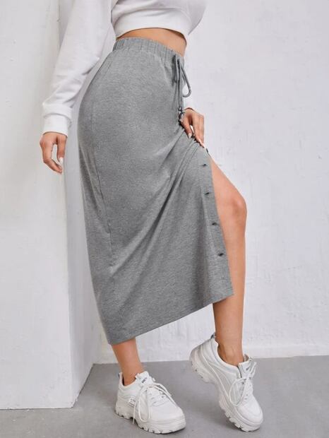 Danna Paola luce el pants falda más original del momento