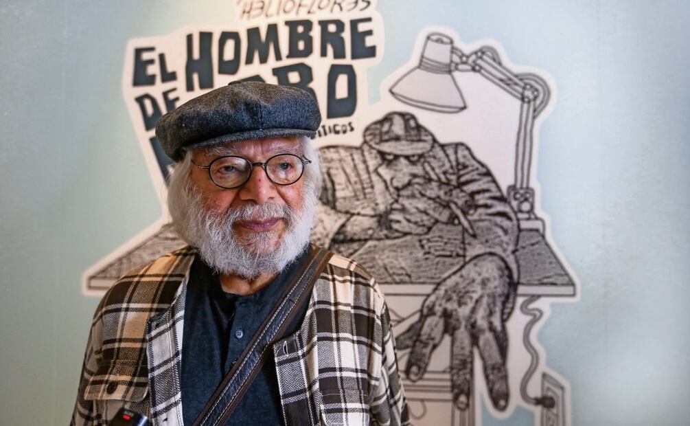 El propio Helioflores fue el curador de la exposición El Hombre de Negro y otros cartones políticos. Foto: Luis Camacho | El Universal