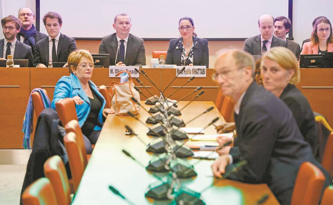 El ministro de Trabajo, Olivier Dussopt (arriba) se sienta junto a la presidenta de la Comisión de Asuntos Sociales, Fadila Khattabi, durante la audiencia sobre la reforma de pensiones en Francia.