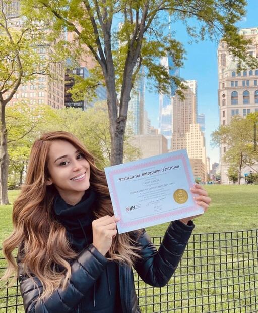 Yanet García enamora celebrando su cumpleaños en minishort tornasol