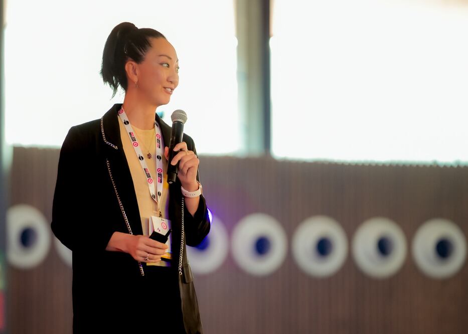 Rebeca Hwang, durante la conferencia “Creatividad humana vs. creatividad IA: diseñando soluciones con propósito”, en el Papalote Museo del Niño. | Foto: Especial