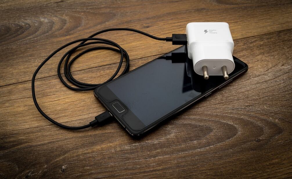 Cargador para el celular. Foto: Unsplash