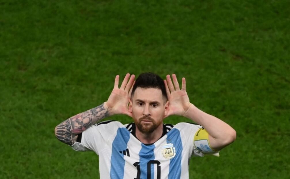 Lionel Messi "a lo Maradona": festejo contra Van Gaal y el "cállate bobo" al delantero neerlandés