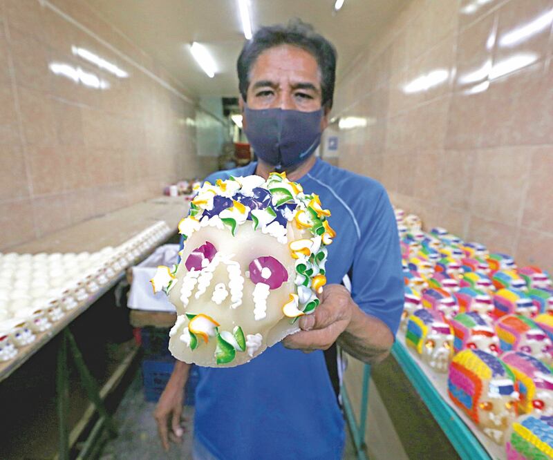 La Dulcería Jiménez Hermanos, en el Mercado de Sonora, prepara las últimas calaveritas decoradas con papeles vistosos. FOTOS: DIEGO PRADO. EL UNIVERSAL