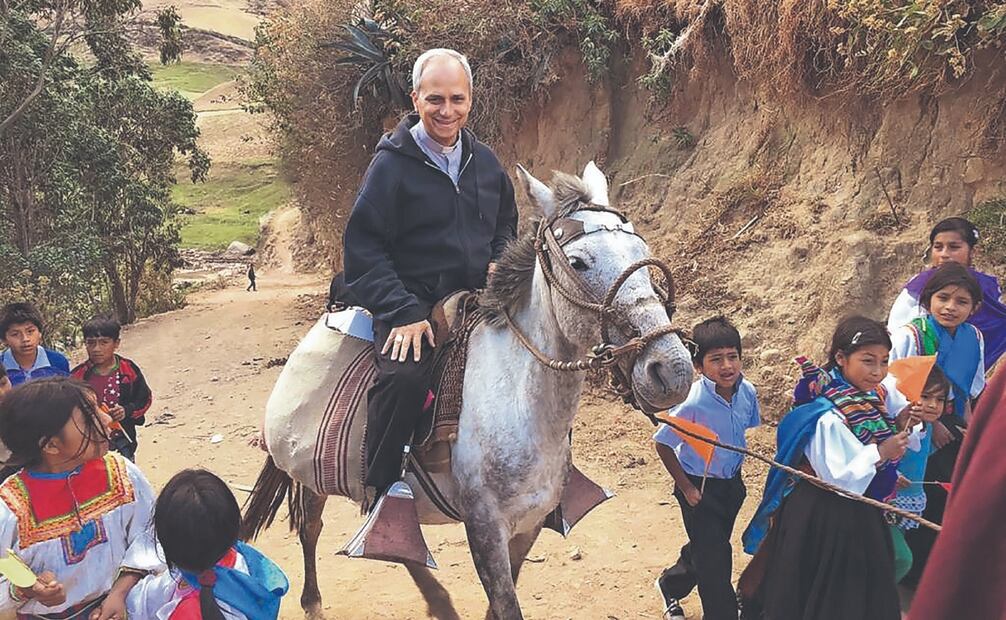 Robert Prevost, ahora papa León XIV, cabalgando en las montañas de Incahuasi, cerca de Chiclayo, Perú. Foto: AFP