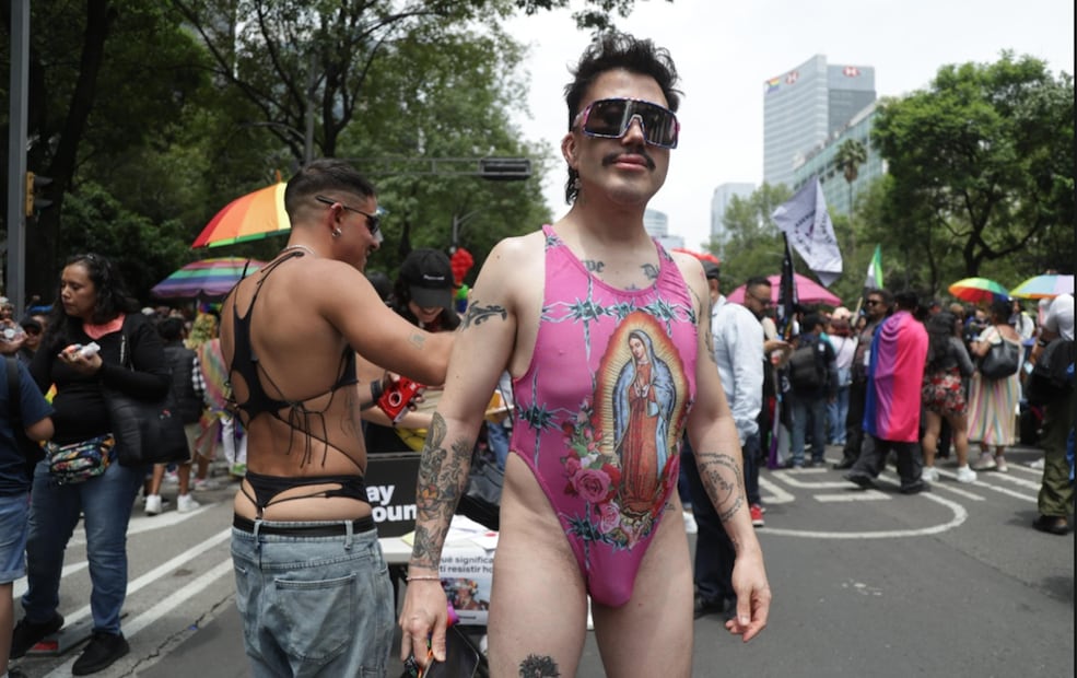 Asistentes a la 47 Marcha del Orgullo LGBT+ 2025 se congregan en las inmediaciones del Ángel de la Independencia de donde partirán al Zócalo de la Ciudad de México, el sábado 28 de junio de 2025. Foto: Carlos Mejía/EL UNIVERSAL