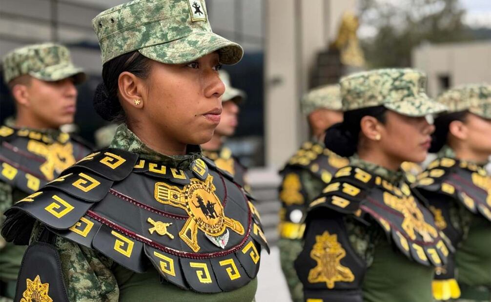 Uniformes que empleará la compañía Chimaltlalli del Heroico Colegio Militar en el Desfile Cívico Militar 2025. Foto: Defensa
