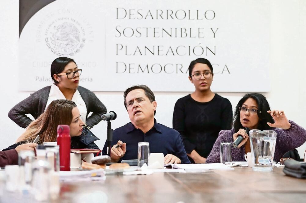De acuerdo con la Reforma Política para la Ciudad de México, la Asamblea Constituyente debe tener lista la Constitución a más tardar el 31 de enero próximo (ASAMBLEA CONSTITUYENTE)