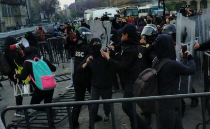 Reportan enfrentamiento entre mujeres encapuchadas y policías en el Zócalo de la CDMX