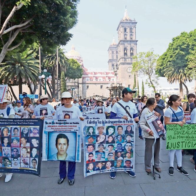 En el zócalo de Puebla, familiares de desaparecidos recordaron a sus seres queridos mostrando sus fotografías durante la manifestación por el 10 de mayo. OMAR CONTRERAS. EL UNIVERSAL
