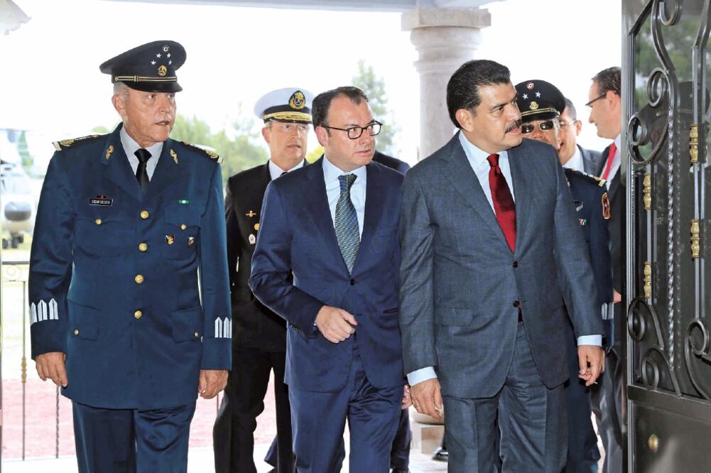 El titular de la Sedena, Salvador Cienfuegos; el secretario de Hacienda, Luis Videgaray, y el gobernador de Hidalgo, José Francisco Olvera, ayer (ESPECIAL)