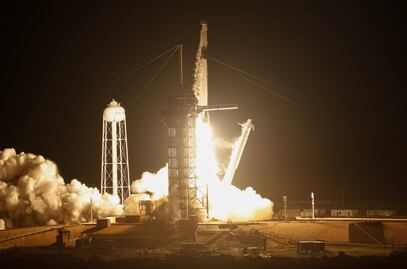 Lanza SpaceX su primera cápsula diseñada para astronautas rumbo a Estación Espacial