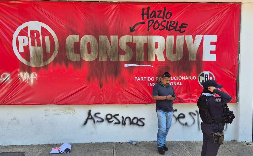 El grupo de jóvenes realizaron pintas en forma de protesta contra el homenaje a Fidel Herrera, exgobernador de Veracruz (15/05/2025). Foto: Especial