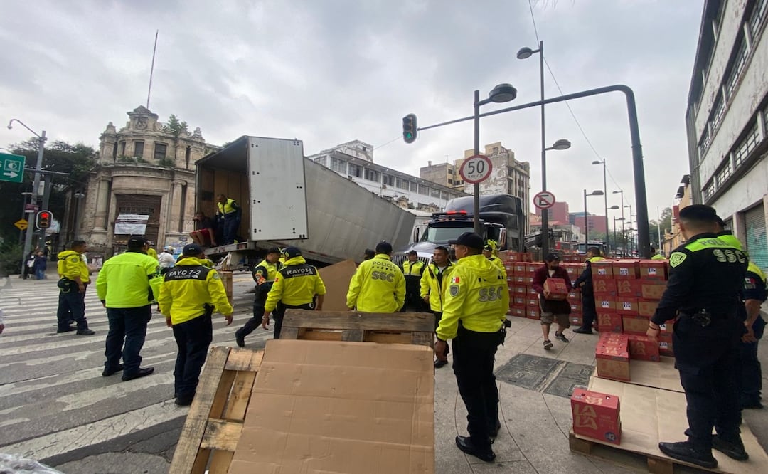 Tráiler con 25 toneladas de leche causa caos vial en Balderas y Ayuntamiento. Foto: Juan Carlos Williams