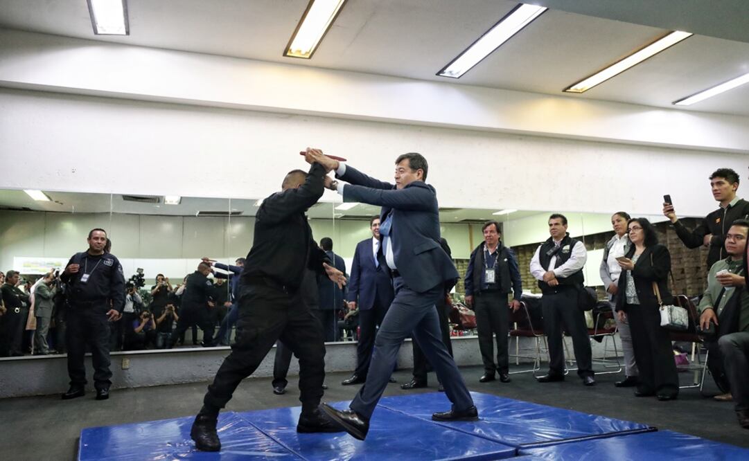 El jefe de Gobierno, José Ramón Amieva, participó en actividades como la demostración de ejercicios de defensa personal, en la que logró despojar de su “arm a” al instructor (ALEJANDRA LEYVA. EL UNIVERSAL)