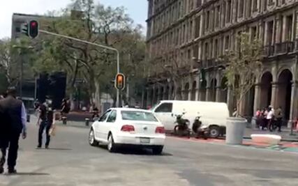 Jetta de AMLO no respeta semáforo rojo y viola reglamento de tránsito de la CDMX