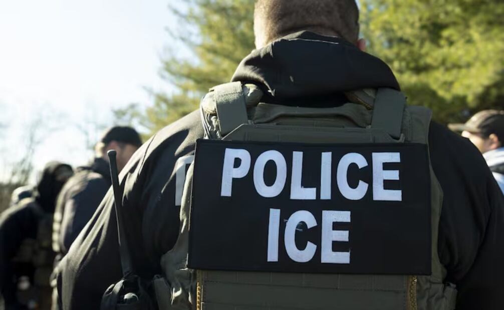 Los agentes del Servicio de Control de Inmigración y Aduanas (ICE) durante un operativo. Foto: AFP