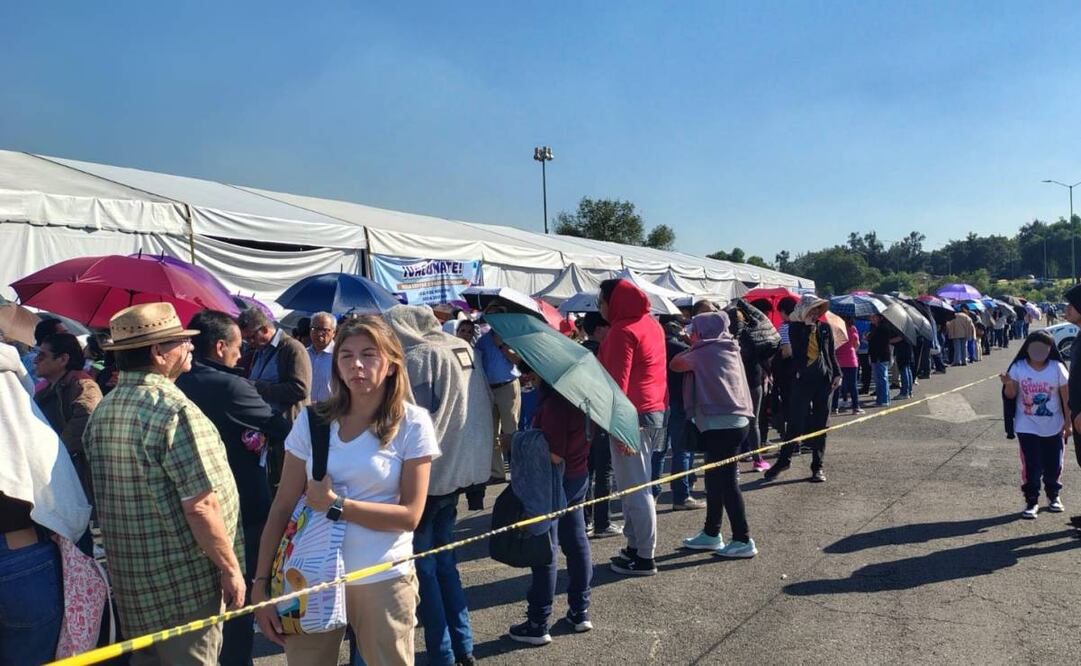Abarrotan Centro de Vacunación de la UNAM; esperan hasta cuatro horas.
Foto: Arantxa Meave