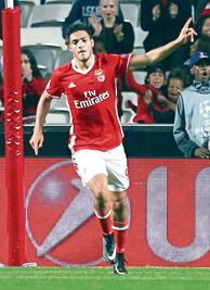 Raúl anota y avanza Benfica