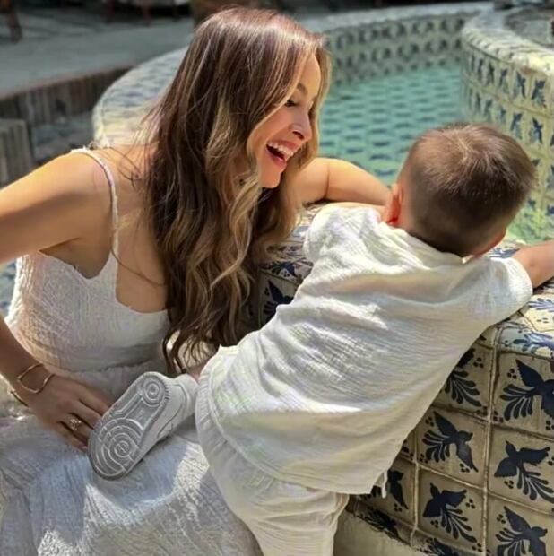 Cynthia Rodríguez y su hijo León.