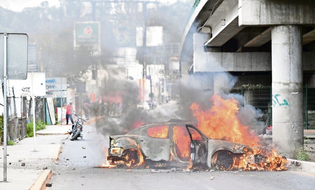 Pobladores quemaron tres patrullas y una motocicleta de la policía municipal sobre la carretera México-Pachuca como parte de la protesta. (HUGO GARCÍA. EL UNIVERSAL)