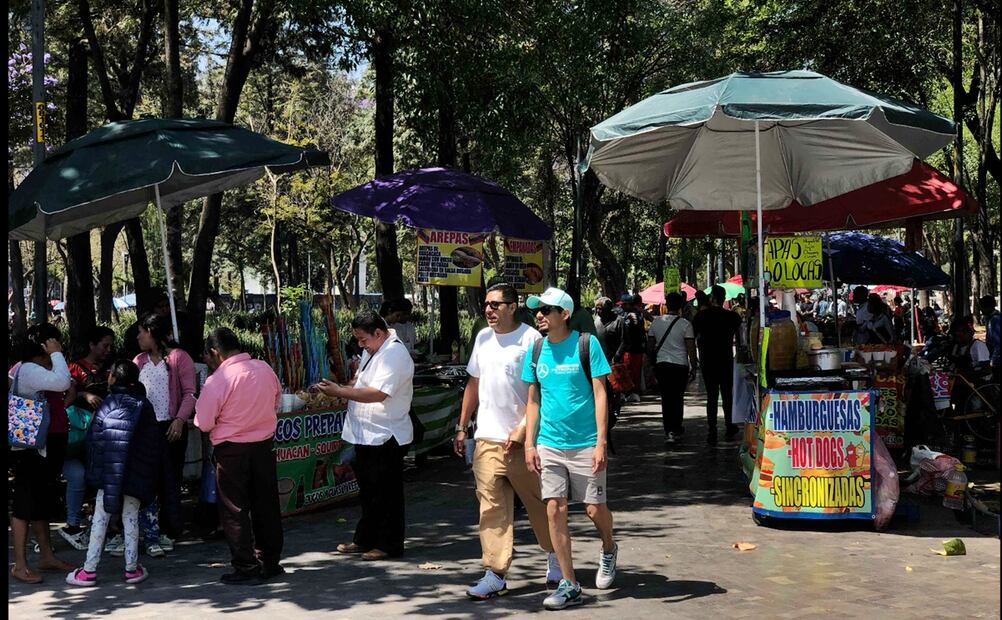 Ambulantes regresan a la Alameda Central tras altercado entre una mujer trans y funcionarios locales. Foto: Diego Simón Sánchez/EL UNIVERSAL