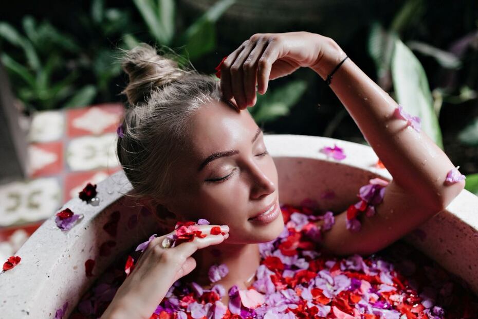 Un enjuague de agua de rosas puede transformar tu melena en segundos. Foto: Freepik