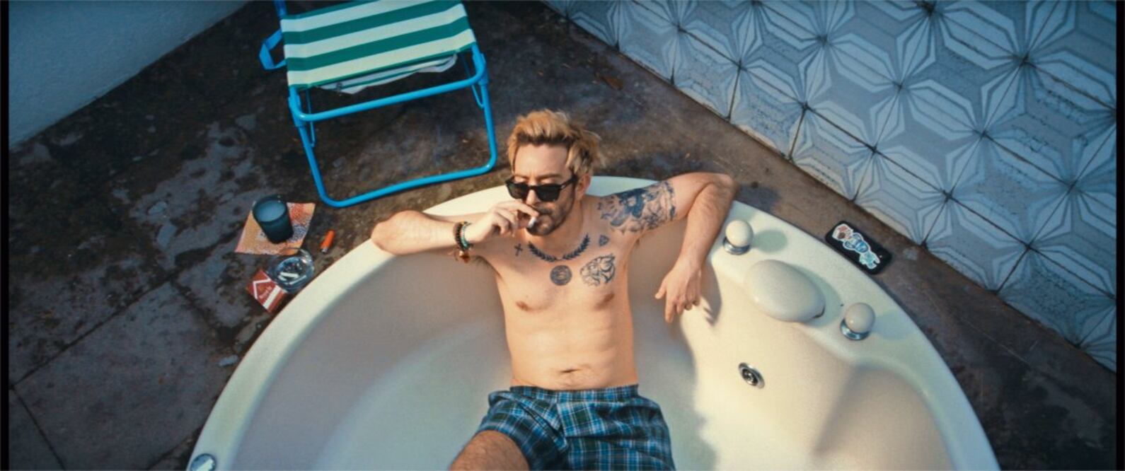 El filme sigue a Raffi (Octavio Hinojosa), un hombre a quien corren de su casa y de su centro de rehabilitación para adicciones. Foto: Cinépolis distribución