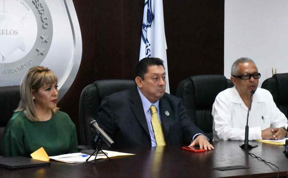 Fiscal Especializada para la Investigación del Delito de Feminicidio en Morelos, Fabiola García Betanzos (de blusa verde), junto al fiscal de Morelos, Uriel Carmona y el director de Servicios Periciales Foto: Especial