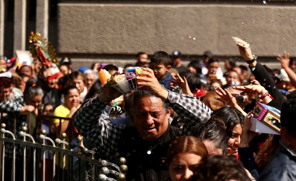 Miles de personas acuden a la Basílica de Guadalupe en el primer día del año. Foto: Berenice Fregoso/EL UNIVERSAL