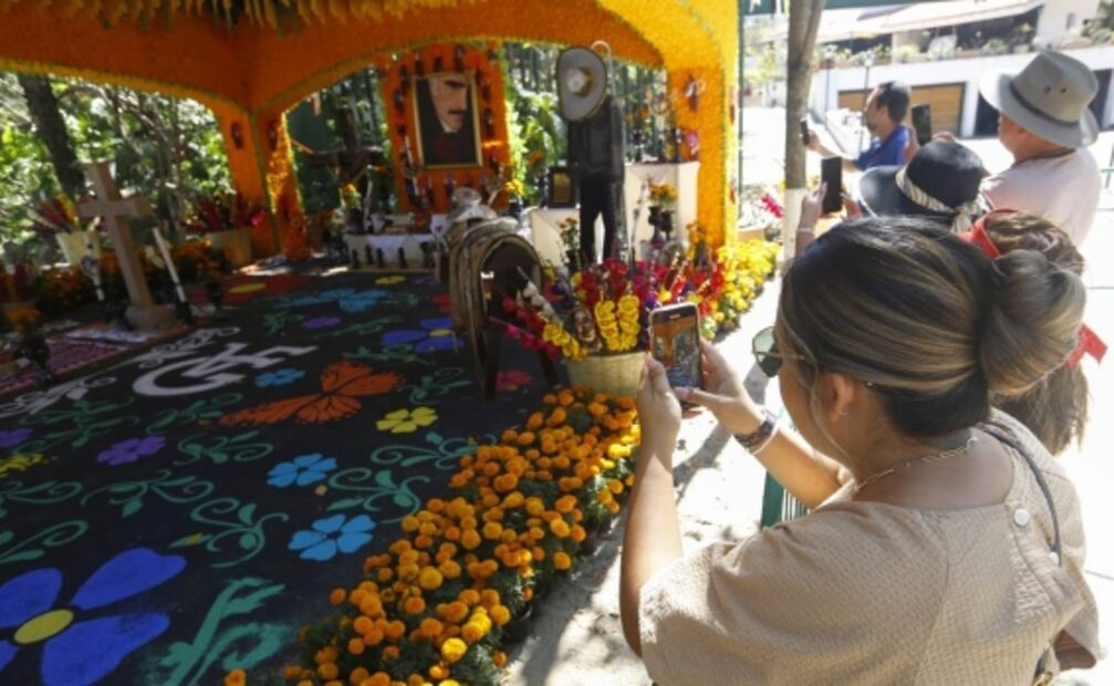 Así luce el imponente altar a Vicente Fernández en el Día de Muertos 