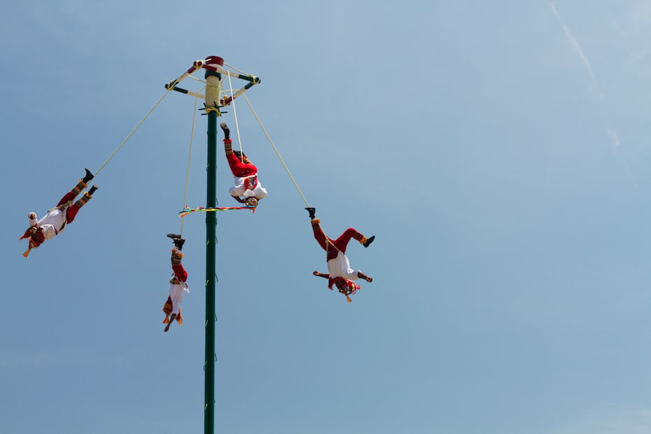 La ceremonia de los Voladores de Papantla es una tradición que enriquece la visita a El Tajín. Foto: Freepik