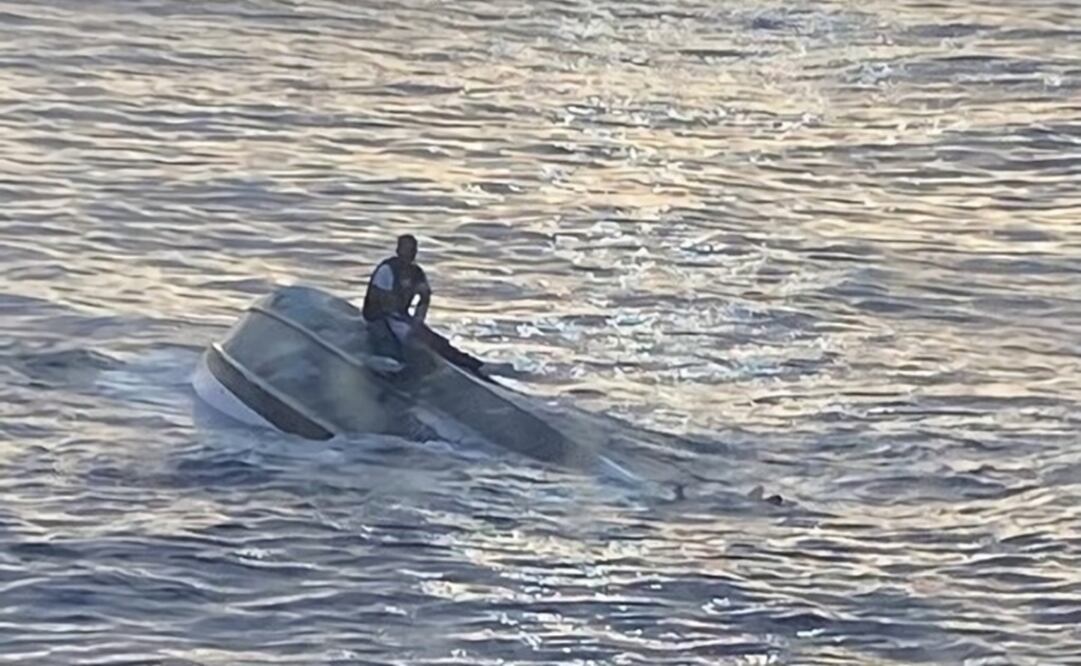 Sobreviviente de un naufragio aferrado en un bote frente de la costa de Fort Pierce. Foto: EFE