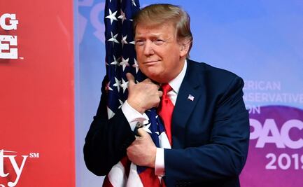 Estatua mexicana de Donald Trump dorado con chanclas causa sensación en Florida