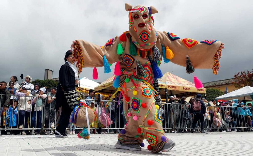Al frente del séquito festivo estuvieron Pericles Carnaval, el pregonero que da inicio a las festividades. Foto: AFP