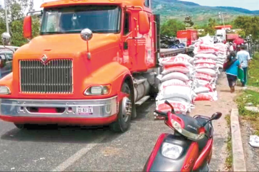 En Tixtla, los campesinos bloquearon la carretera Chilpancingo-Tlapa; luego de su movilización, llegaron camiones con el fertilizante. Foto: ESPECIAL