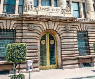 Banxico baja tasa, pero alerta por alza salarial