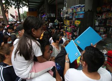 Familias abarrotan comercios por compras de pánico de útiles escolares para regreso a clases