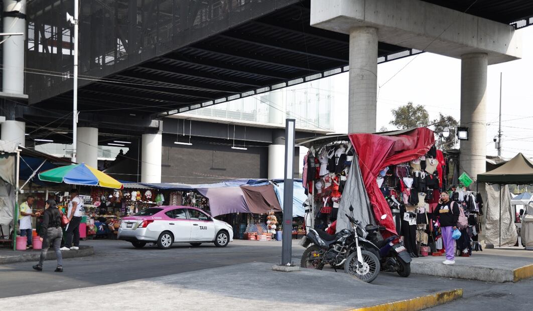Puestos ambulantes afuera del CETRAM Indios Verdes siguen sin ser reordenados, el 20 de marzo de 2025. Foto: Carlos Mejía/EL UNIVERSAL